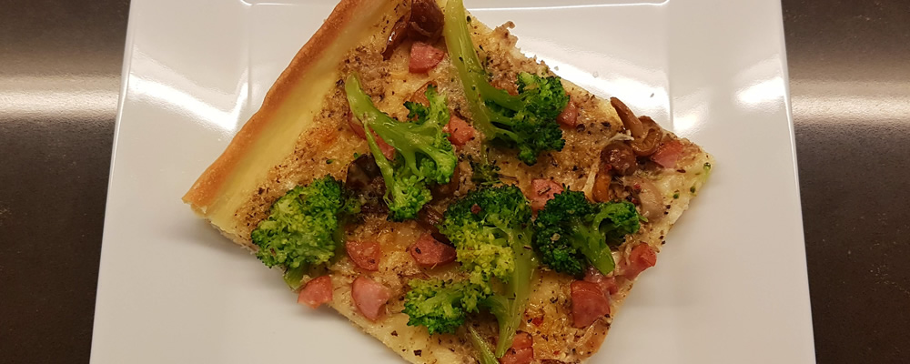 Pizza mit Knackerli, Pilzen und Broccoli