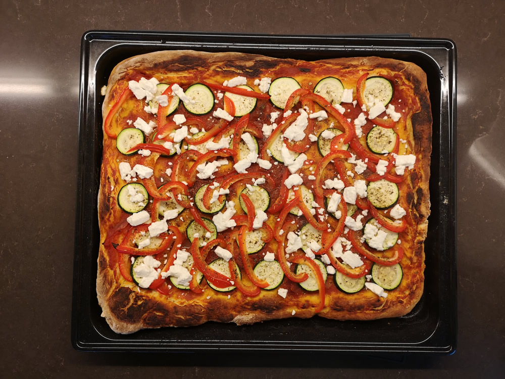 Grichische Pizza mit Zucchini, Peperoni und Fetakäse