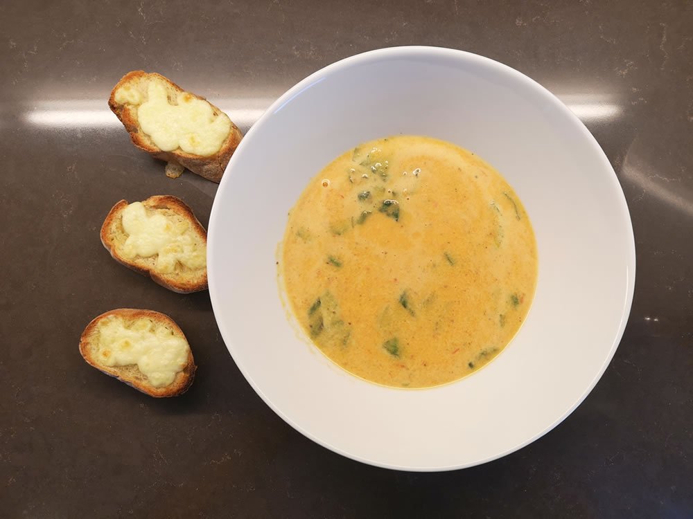 Tomaten-Peperoni Suppe mit überbackenem Ciabatta Brot
