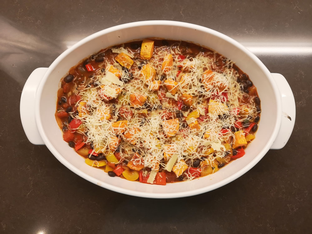 Gemüse-Chili mit schwarzen Bohnen, Süsskartoffeln und Peperoni
