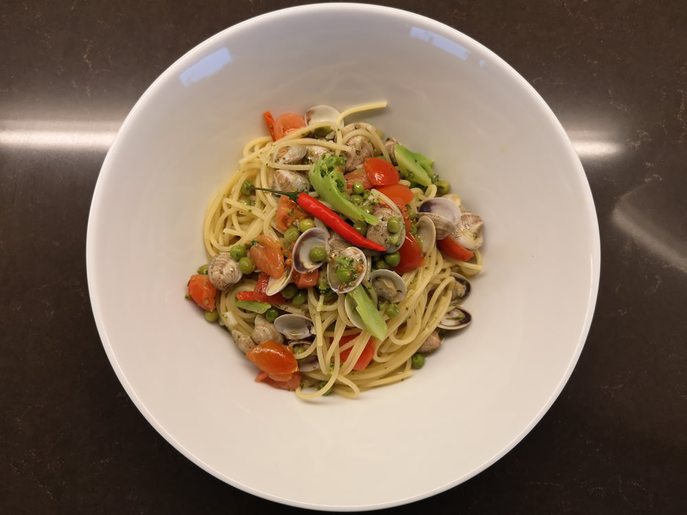 Spaghetti mit Vongole, Erbsen, Broccoli und Cherry Tomaten